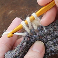 中長編み2目一度[3] 糸をかけて引き出します。