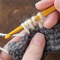 中長編み2目一度[5] 糸をかけて引き出します。未完成の中長編みが2つできました。