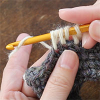 中長編み2目一度[6] 糸をかけ、未完成の中長編み2つを一度に完成させます。