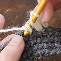 中長編み3目の玉編み[3] また糸をかけ、先ほどと同じ目に針を入れます。