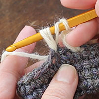 中長編み3目の玉編み[4] 糸をかけて引き出します。