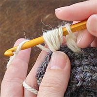 中長編み3目の玉編み[7] 糸をかけ、未完成の3つの中長編みを一度に完成させます。