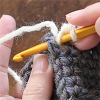 中長編み表引き上げ編み[2] 前段の目を横からすくうように針を入れます。