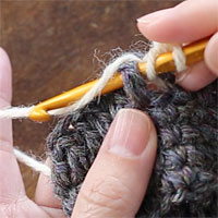 中長編み表引き上げ編み[3] 針に糸をかけて引き出します。