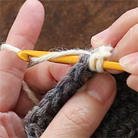 長編み[4] 糸をかけて引き出します。