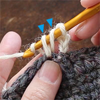 長編み[6] 糸をかけ、針先に近い2つのループ（青で示したところ）をくぐらせます。