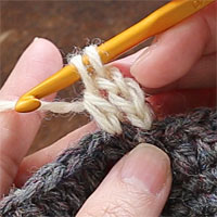 長編み[7] 2つのループをくぐらせて、糸を引き出しました。