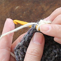 長編み2目編み入れる[1] 前段の目に針を入れ、長編みを編みます。