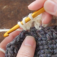 長編み2目編み入れる[3] 同じところに針を入れて、もう1目長編みを編みます。