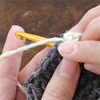 長編み2目一度[2] 針を入れました。糸をかけて引き出します。