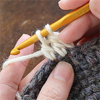 長編み2目一度[5] 2つのループをくぐらせて糸を引き出し、未完成の長編みが1つ編めました。