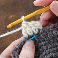 長編み2目一度[7] 長編み2目一度が編めました。青い印が今編めた目です。