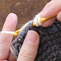 長編み交差[2] 針を入れました。糸をかけて引き出します。