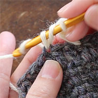 長編み交差[3] 糸を引き出しました。また糸をかけて引き出します。