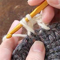 長編み交差[6] 長編みを途中まで編んだところです。