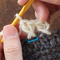 長編み交差[7] 2つ目の長編みが完成しました。青い印が今編めた1模様です。