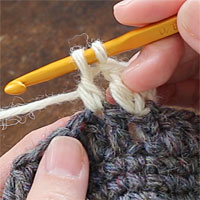 長編み3目の玉編み[2] 長編みが完成する一つ手前まで編みます。未完成の長編みが1つ編めた状態です。