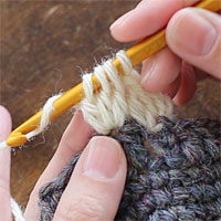 長編み3目の玉編み[5] 糸をかけ、未完成の長編み3つを一度に完成させます。