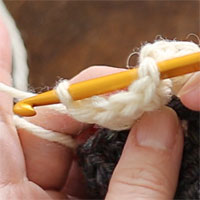 長編み5目のパプコーン編み[4] 先ほどはずしたループにも針を入れ、緩めてあったループを軽く引き締めます。