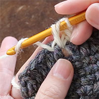 長編み表引き上げ編み[4] 糸をかけて、針先に近い2つのループをくぐらせます。