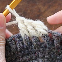 長編み表引き上げ編み[7] 3目編むとこのようになります。