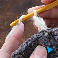 長編み裏引き上げ編み[1] 針に糸をかけ、青印の目を、編み地の裏側から拾います。