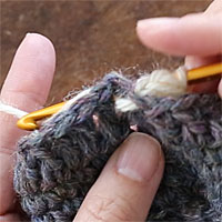 長編み裏引き上げ編み[4] 糸をかけ、編み地の裏側に引き出します。