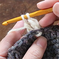 長編み裏引き上げ編み[6] 2つのループをくぐらせて糸を引き出しました。もう一度糸をかけて、全てのループをくぐらせます。