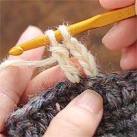 長編表引き上げ編み[6] もう一度糸をかけて、全てのループをくぐらせます。