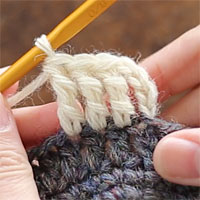 長編表引き上げ編み[8] 長々編みが4目編めました（立ち上がりのくさりも1目と数えています）。