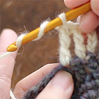 長々編み2目編み入れる[4] 針に糸を2回巻き、