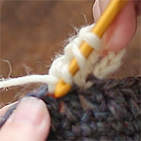 長々編み2目編み入れる[5] 先ほどと同じ目に針を入れます。