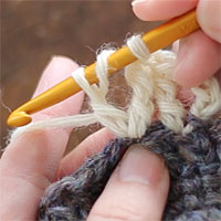 長々編み2目編み入れる[6] 長々編みをもう1目編みます。