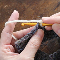 リング編み[1] 前段の目に針を入れます。