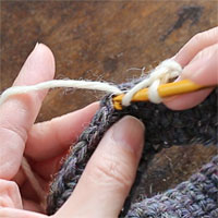 前段の目を割って長編み5目編む[1] 針に糸をかけて、前段の目に針を入れ、長編みを5目編みます。