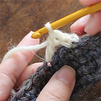 前段の目を割って長編み5目編む[2] 長編みが1目編めました。