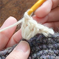 前段の目を割って長編み5目編む[4] 同様に、3目めが編めました。