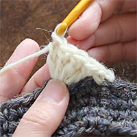 前段の目を割って長編み5目編む[5] 同様に、4目めが編めました。