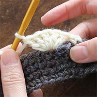 前段の目を割って長編み5目編む[6] 前段の同じ目に長編み5目を編み入れると、このようになります。