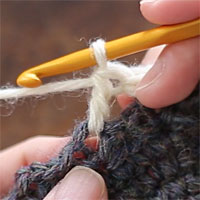 前段の目を束にすくって長編み5目編む[3] 長編みが1目編めました。