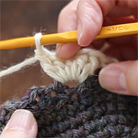 前段の目を束にすくって長編み5目編む[6] 長編みを5目編むとこのようになります。