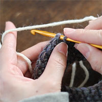 わ編みの段の変わり目で糸をつける