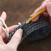 編み地の途中に糸をつける[1] 編み地の、糸をつけたい位置の目に針を入れます。