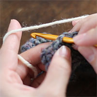 編み地の途中に糸をつける[2] 新しい糸を持ちます。