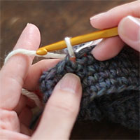 編み地の途中に糸をつける[4] 糸を引き出すとこうなります。ここから続けて編んでいきます。