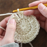 ループにくぐらせて引き締める[1] 段の最後の目を編み終えたら、最初の目に針を入れて引き抜き編みをします。