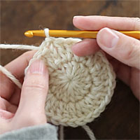 ループにくぐらせて引き締める[2] 引き抜き編みをしました。