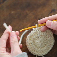 ループにくぐらせて引き締める[3] 糸端を15cmくらい残して糸を切ります。