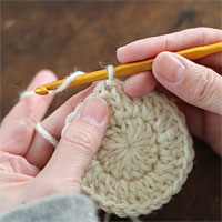 ループにくぐらせて引き締める[4] 針に糸をかけて、