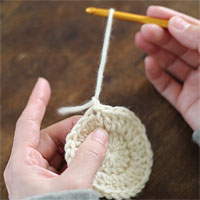 ループにくぐらせて引き締める[6] そのまま糸を持ちあげていって引き抜きます。